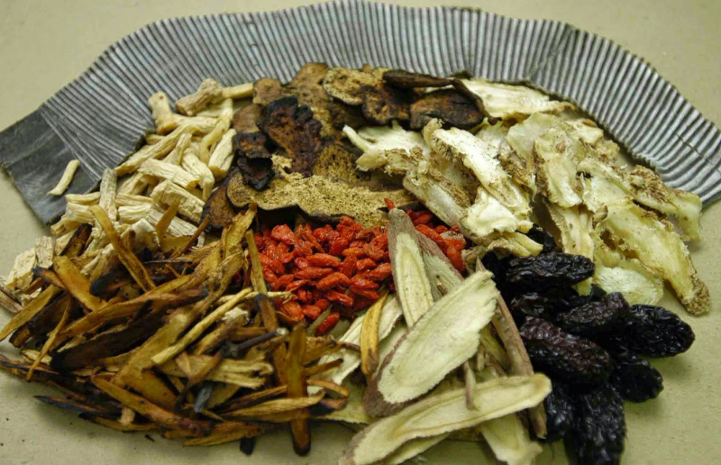 The shop serves customers who love a lot of delicious herbs and herbs such as three sizes, banana seeds, cloves, tamarind ...
