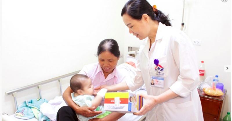 Assoc. Prof. Dr. Nguyen Thi Hoai An visits patients