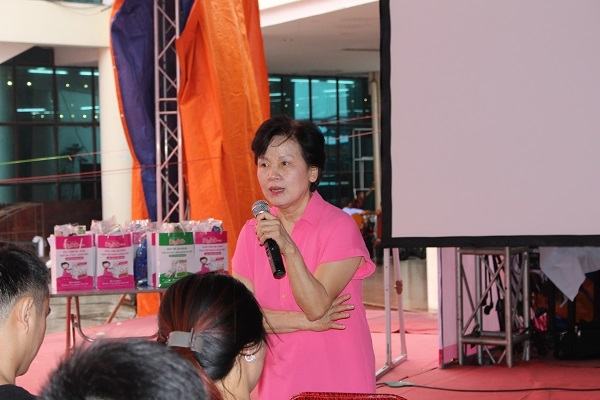 Assoc. Prof. Dr. Nguyen Thi Ngoc Dinh shared many experiences in disease prevention in a seminar