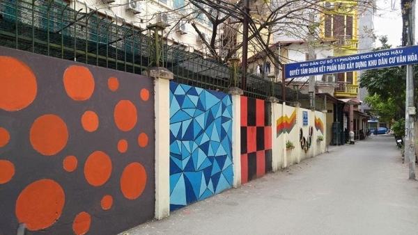 The wall brings youthfulness and freshness to the whole street