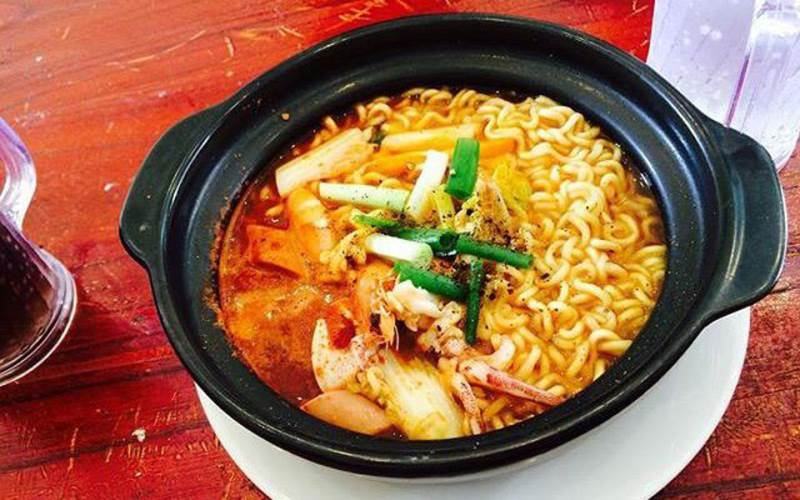 Sarang Spicy Noodles - Tam Ky snack