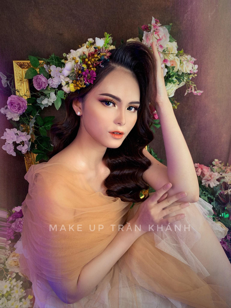 At Tran Khanh, the bride will be selected and carefully advised by a leading makeup artist on makeup and hair styling.