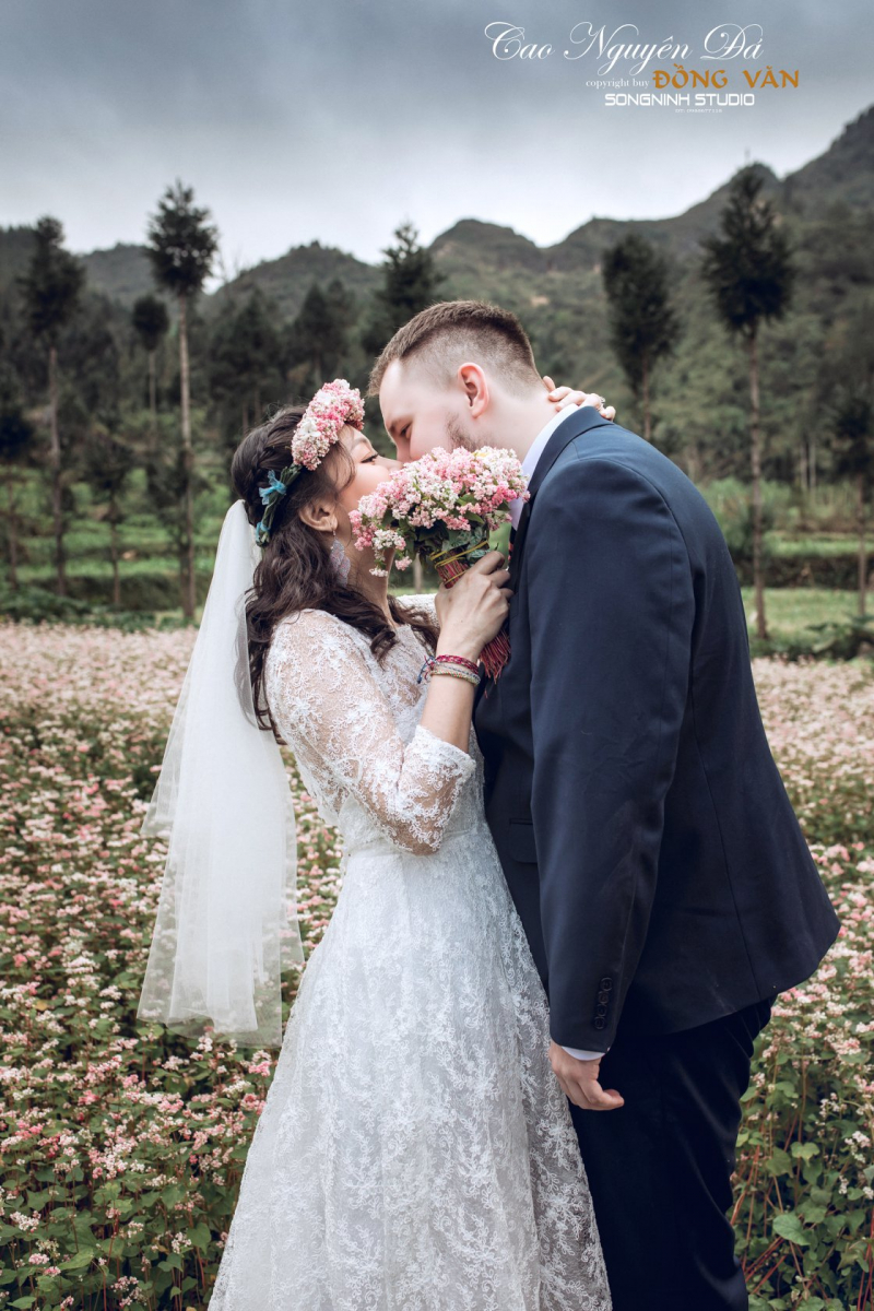 Sweet pictures of the couple at the buckwheat flower field made by Song Ninh Studio