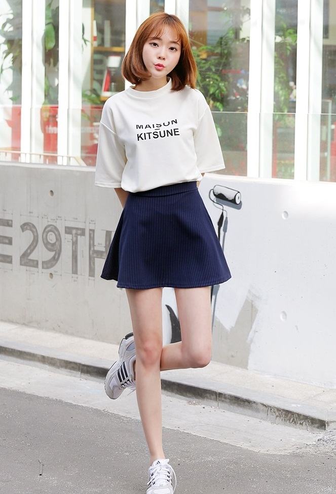 Short skirt combined with wide t-shirt