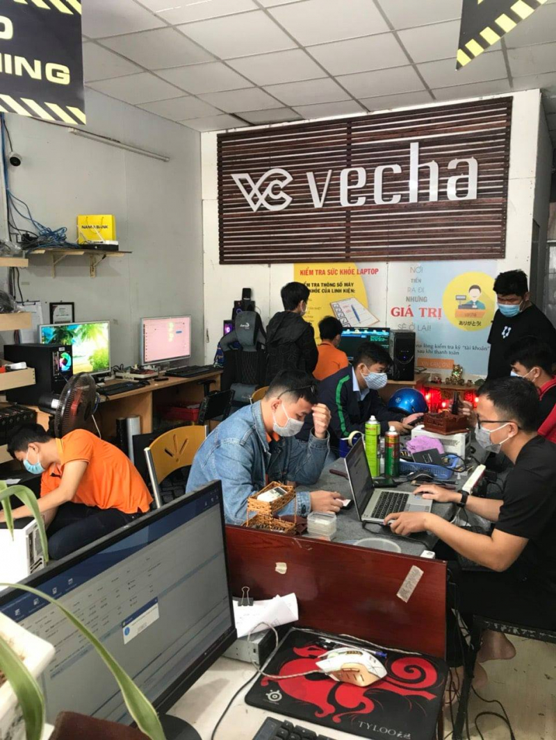 Working atmosphere at VECHA COMPUTER - SMALL COMPUTER CENTER