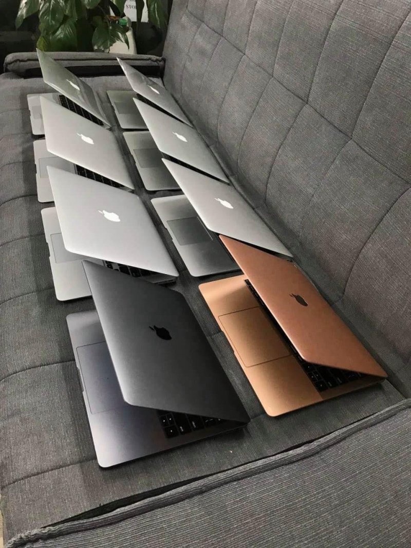MacBook lines at DUC HUY 365 STORE