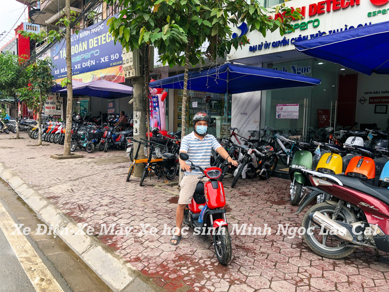 Customers use the service at Minh Ngoc Tram and motorbike