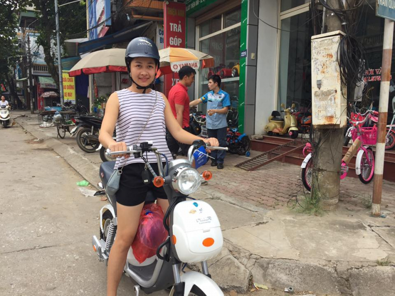 Customers buy cars at Thien Anh