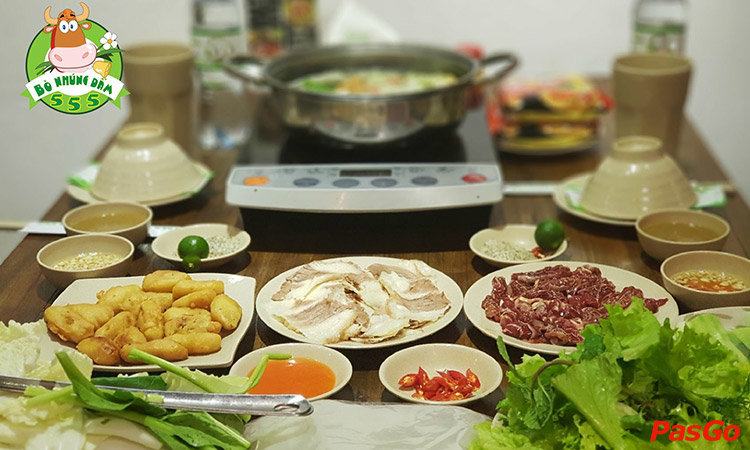With a combination of simple ingredients such as beef, fruit vinegar, seasoning sauce, spring rolls and fresh vegetables served, vinegared beef is a dish that is prepared quite simply.
