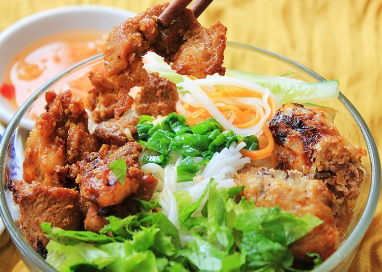 Vermicelli mixed with grilled meat