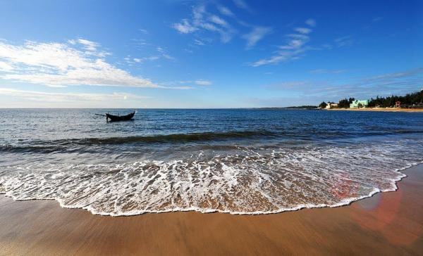 Gia Dang beach, clear blue water, gentle waves