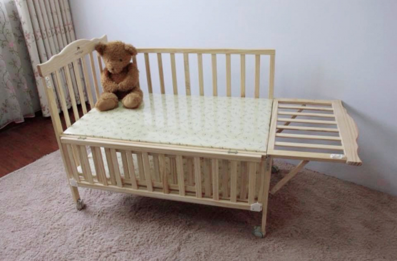 Mamago's wooden baby crib