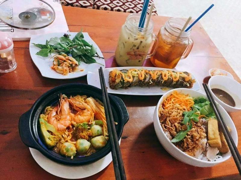 Coming to Huynh Thuong Snacks, diners will enjoy attractive spicy noodles, fragrant with Korean standards, but processed and seasoned to suit the taste of Vietnamese people.
