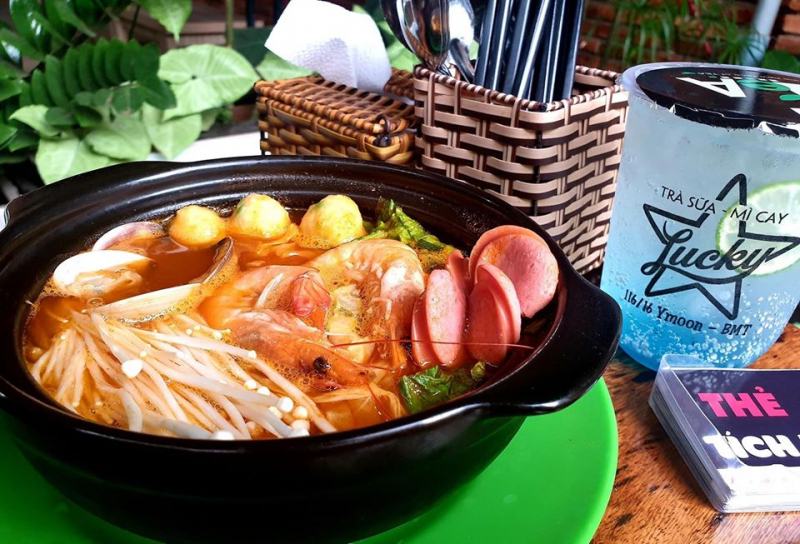 Although the price is cheap, the quality is still guaranteed, the broth is flavorful, spicy and spicy, creating an attraction for the steaming hot bowl of noodles.