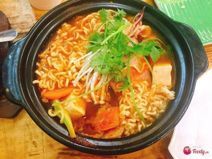 The spicy noodles here are very delicious, the broth is clear, sweet and delicious. Blended with the spicy aroma of chili powder, served with kimchi and fresh ingredients