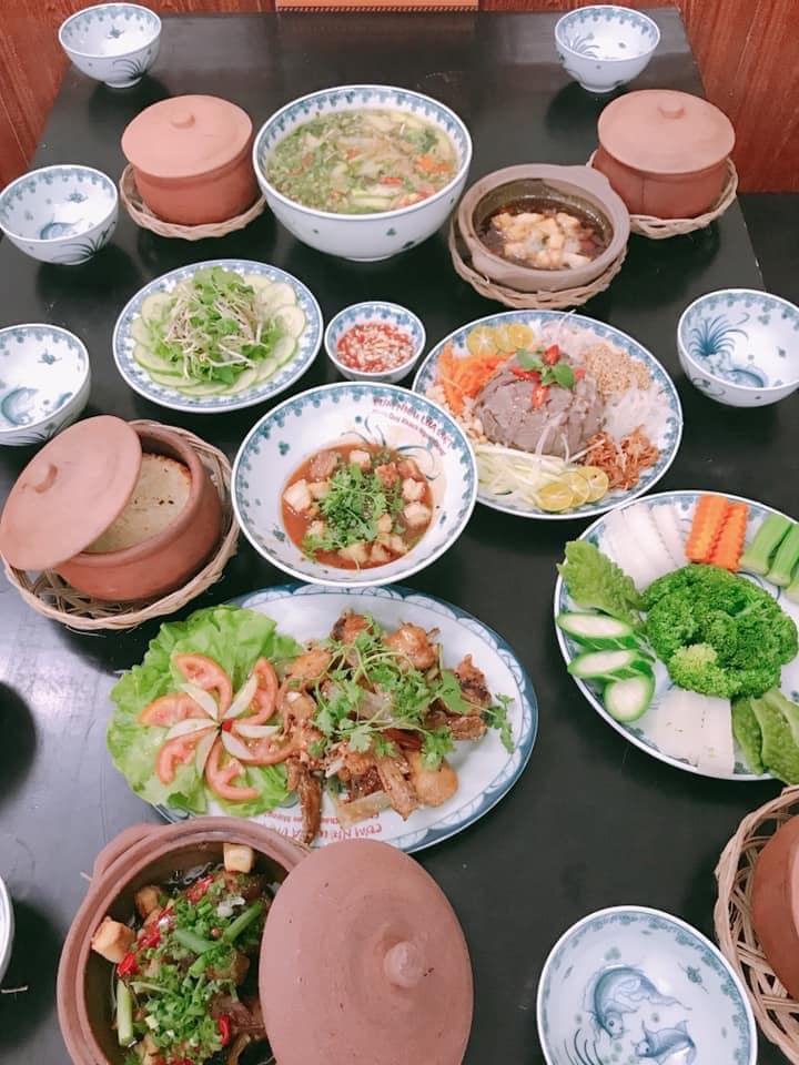 Special rice tray at Com Nieu Lua Viet
