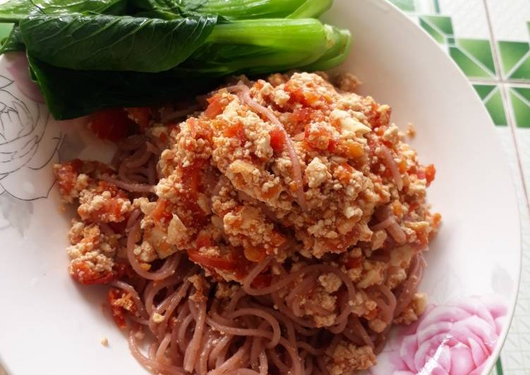 Brown rice vermicelli with tomato sauce and chicken breast