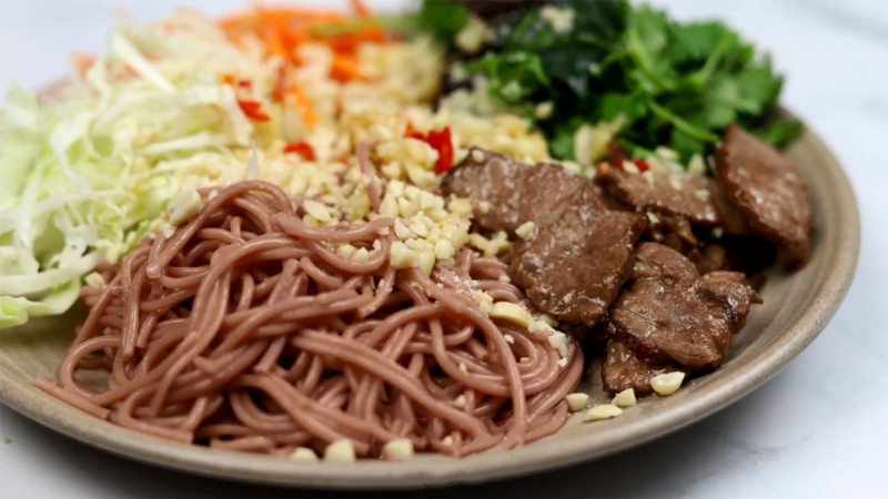 Brown rice vermicelli mixed with beef vegetables