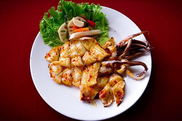 Grilled squid with salt and pepper