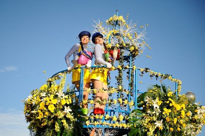 Beautiful girls stand on the car to participate in the flower battle