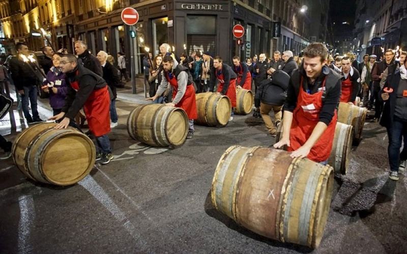 Participating in France's wine festival is a chance to enjoy a glass of famous wine