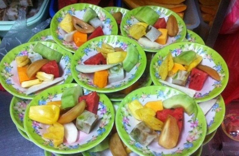 A fruit plate of various combinations