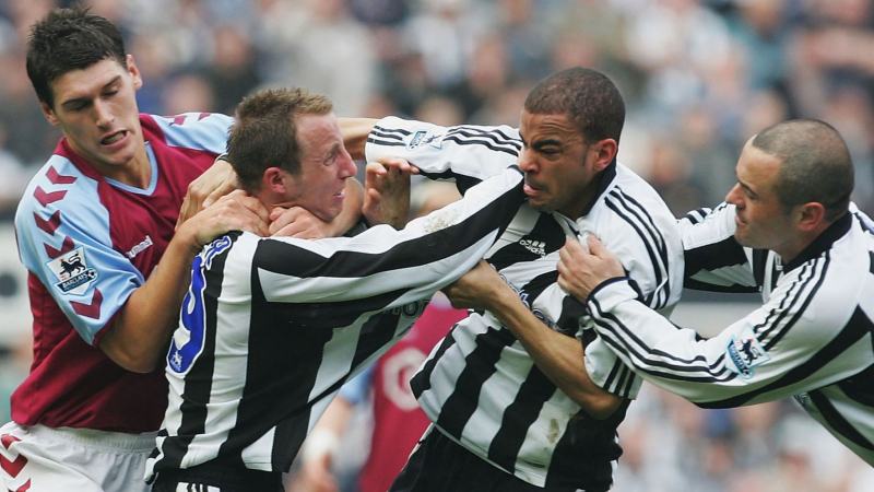 Kieron Dyer and Lee Bowyer fight because no one passed the ball and two red cards