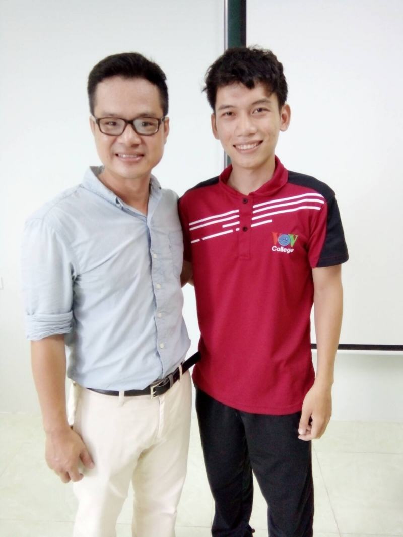 Mr. Hua Cao Minh (HTV editor) and students.