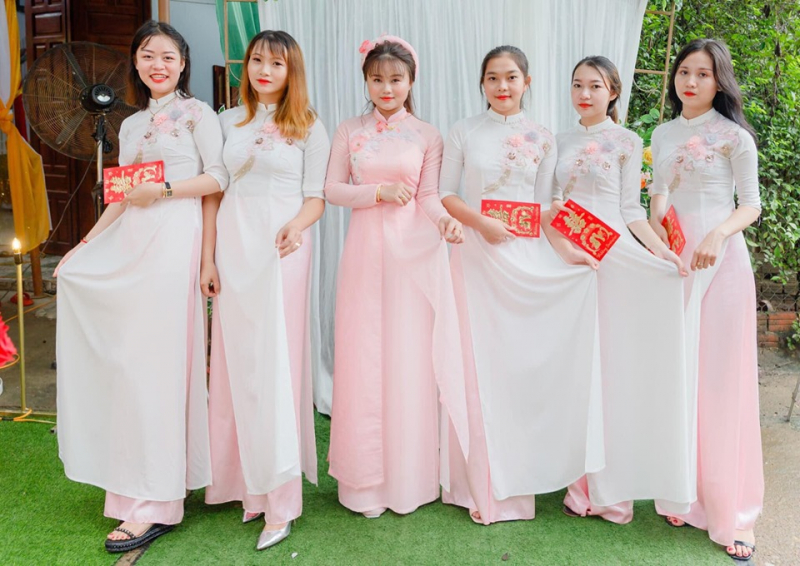 Colorful bridesmaid dress highlights youthfulness and grace