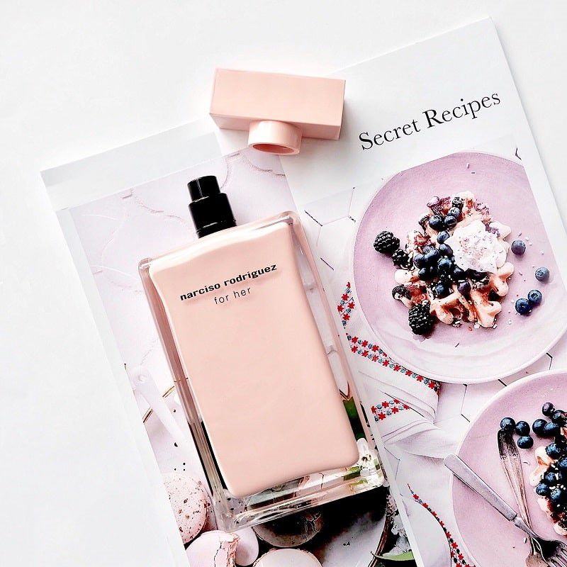The top note of Narciso Rodriguez For Her is a light, pleasant fruity scent of peach. As the top note fades, you will feel the feminine and seductive rose scent gradually appear, finally blending with the woody notes of musk, patchouli and sandalwood to help push the emotional values ​​to the climax. .