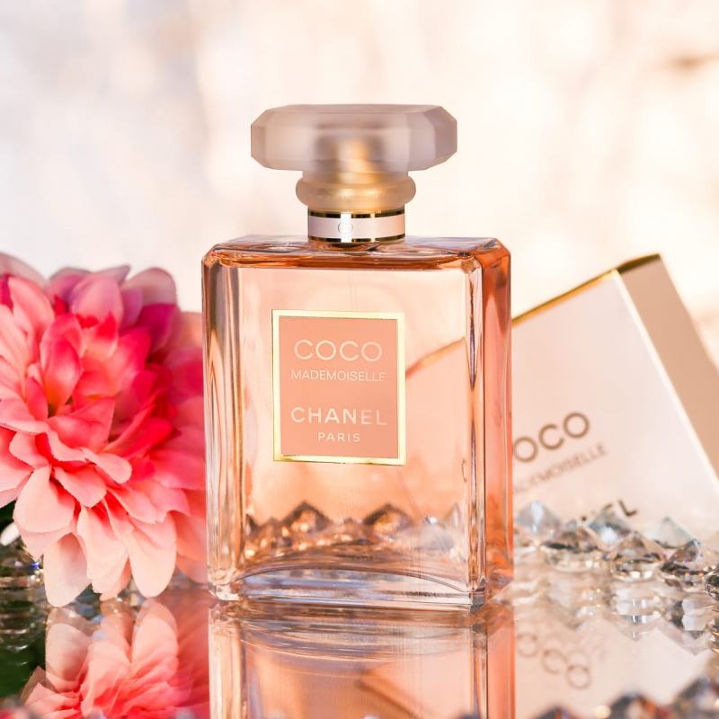 Just apply a little Coco Mademoiselle perfume on your body before going for a walk, you have really become an attractive lady in the eyes of those around you.