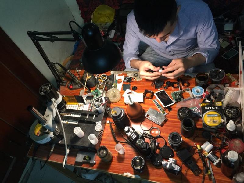 MINH CUONG fixes cameras