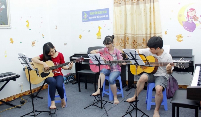 Formal learning program for different levels and ages at Viet Thuong Music School.