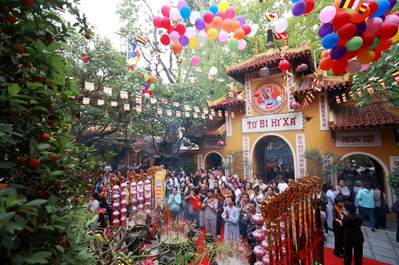 People line up to perform rituals and sincerely worship Buddha at Quan Su pagoda