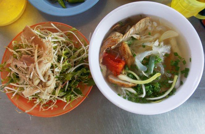 Fish noodle soup with jellyfish at 54 Binh Loi