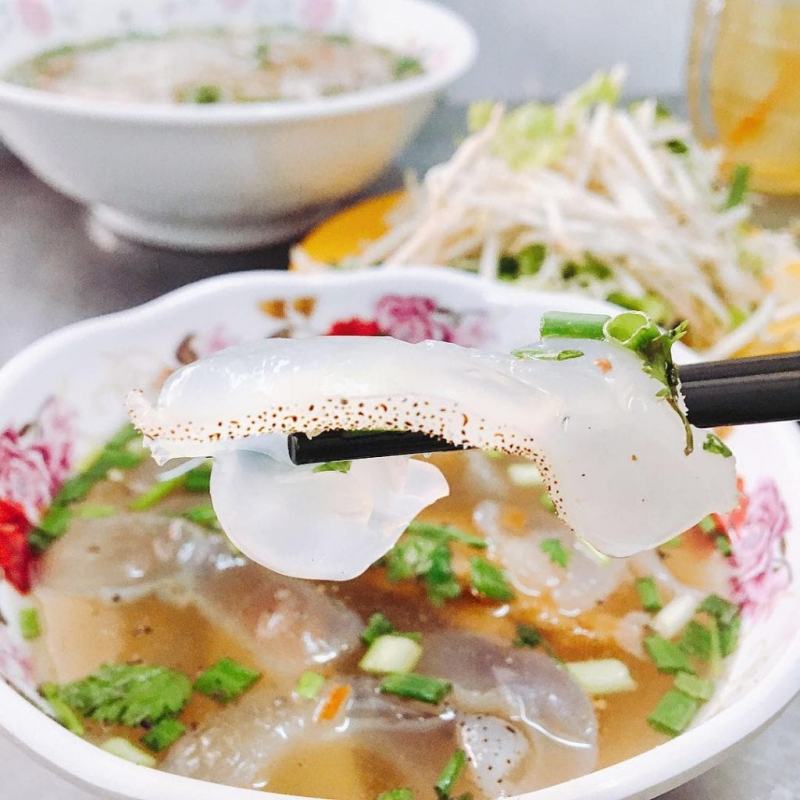 Jellyfish vermicelli with clear, crispy pieces of jellyfish