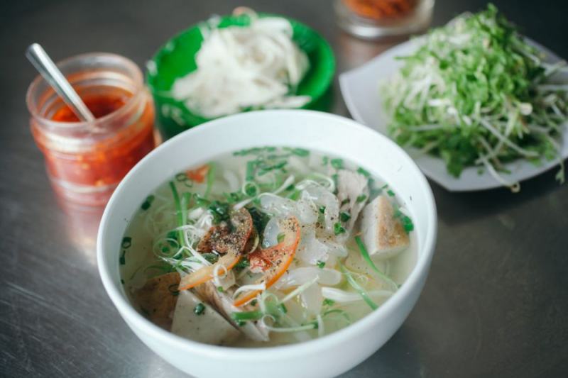 Le fish and jellyfish noodle soup