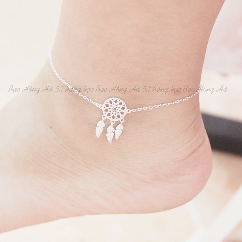 This dreamcatcher-designed anklet is priced at 230.000 VND, which is not a bad price for a product of a veteran shop in the profession.