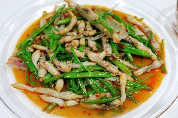 Stir-fried nail snail with water spinach