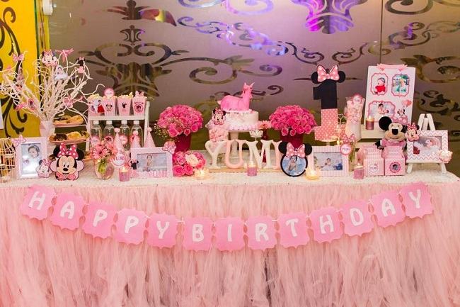 Decorate the cute birthday table according to the cartoon theme that your baby loves