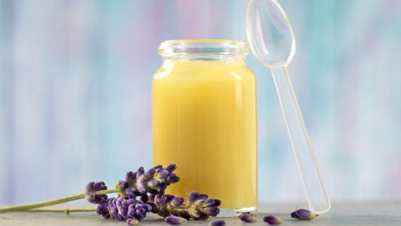 Use pure honey to distinguish real royal jelly