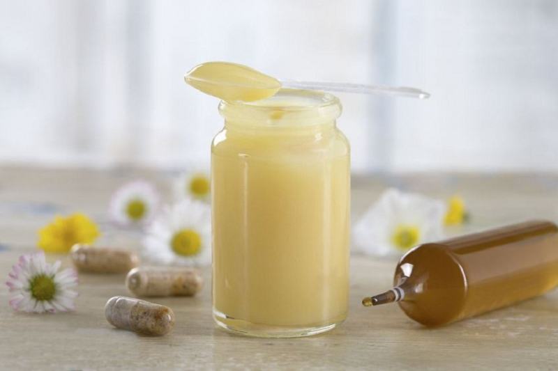 Identify royal jelly by mixing with water