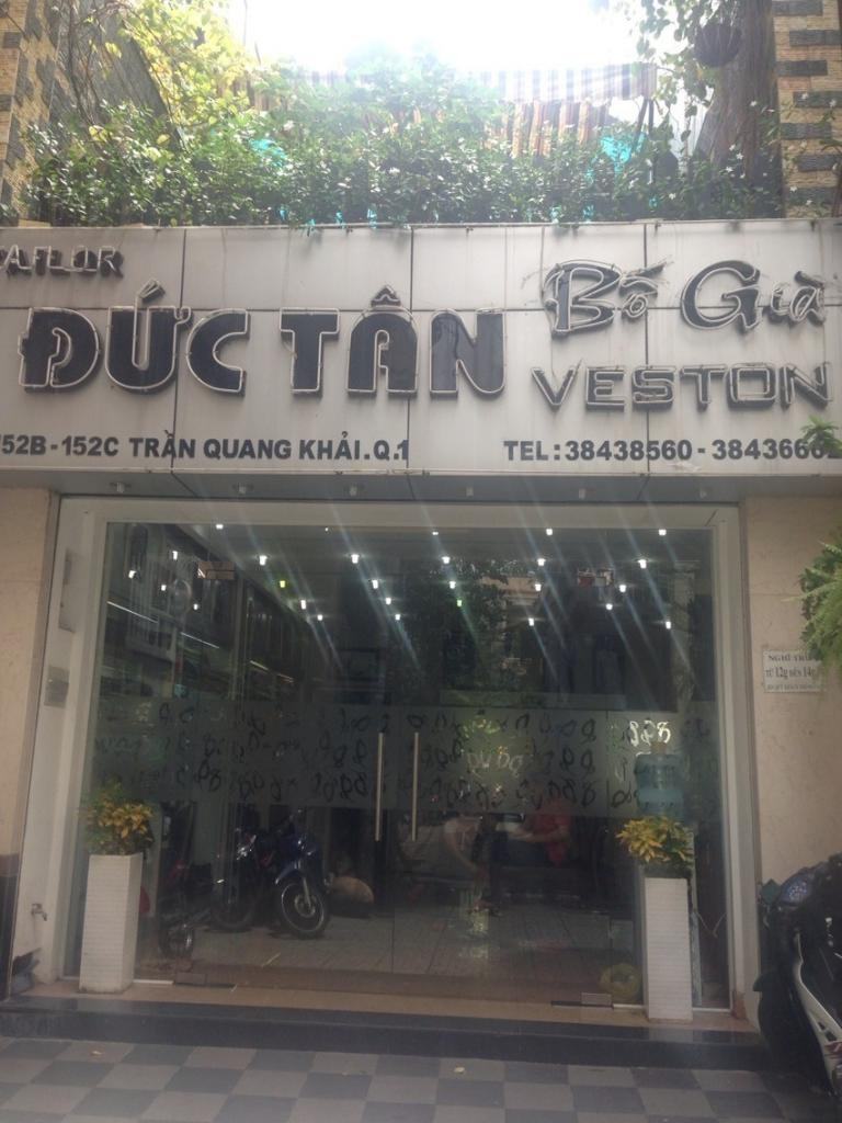 Duc Tan tailor shop has gone through two generations with more than 60 years old