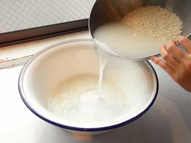 When washing real rice, the water for washing rice will be white or ivory white because the bran layer is peeled off