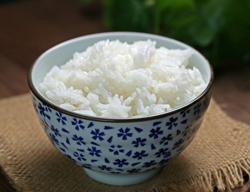 When washing real rice, the water for washing rice will be white or ivory white because the bran layer is peeled off