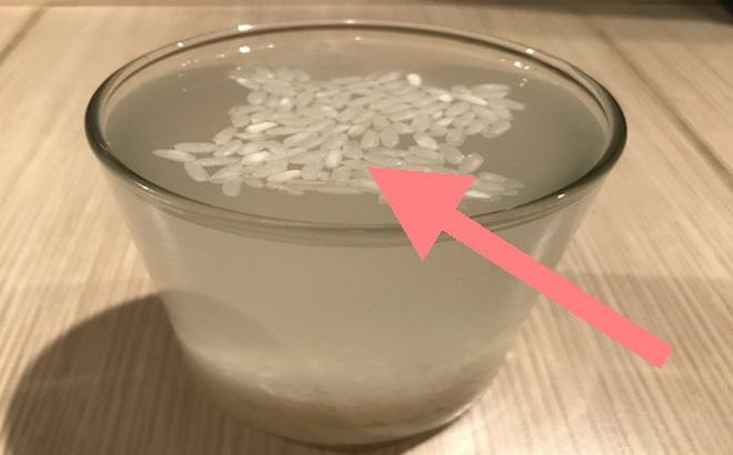 Fake rice floats to the surface and does not swell