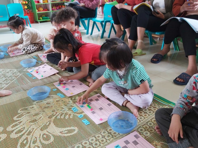 School hours for children at Hoa Hong MN school