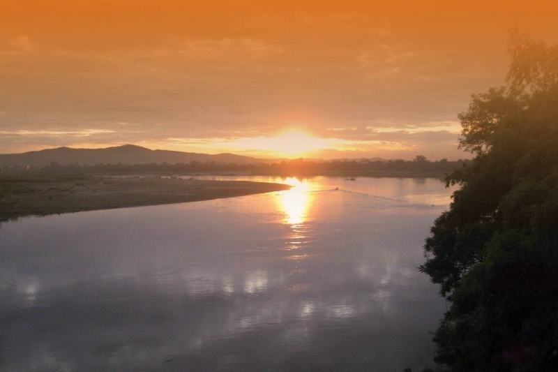 Sunset on Lam river