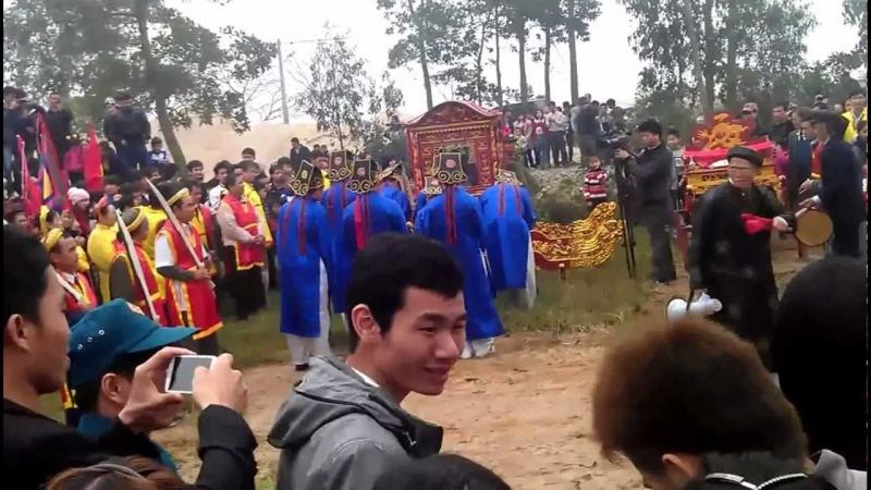 The procession of the Rom of Thuy Ha village festival