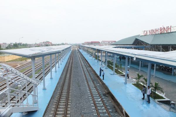 Ninh Binh has Tam Diep - Ninh Binh urban axis located on the North-South railway line.